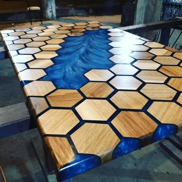Mesa decorada con resina